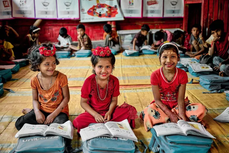 Eğitime katılan Rohingya çocukları